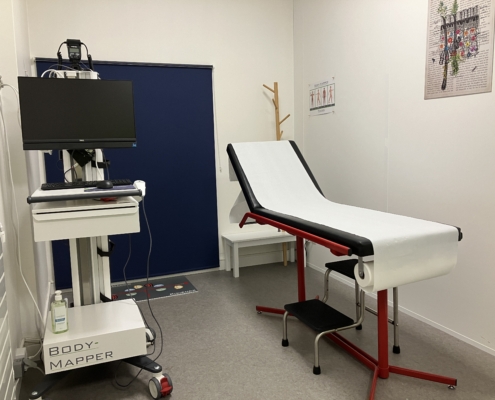 Photo du cabinet dédiée à l'analyse de mélanomes : méthode connue sous le nom de body mapping.